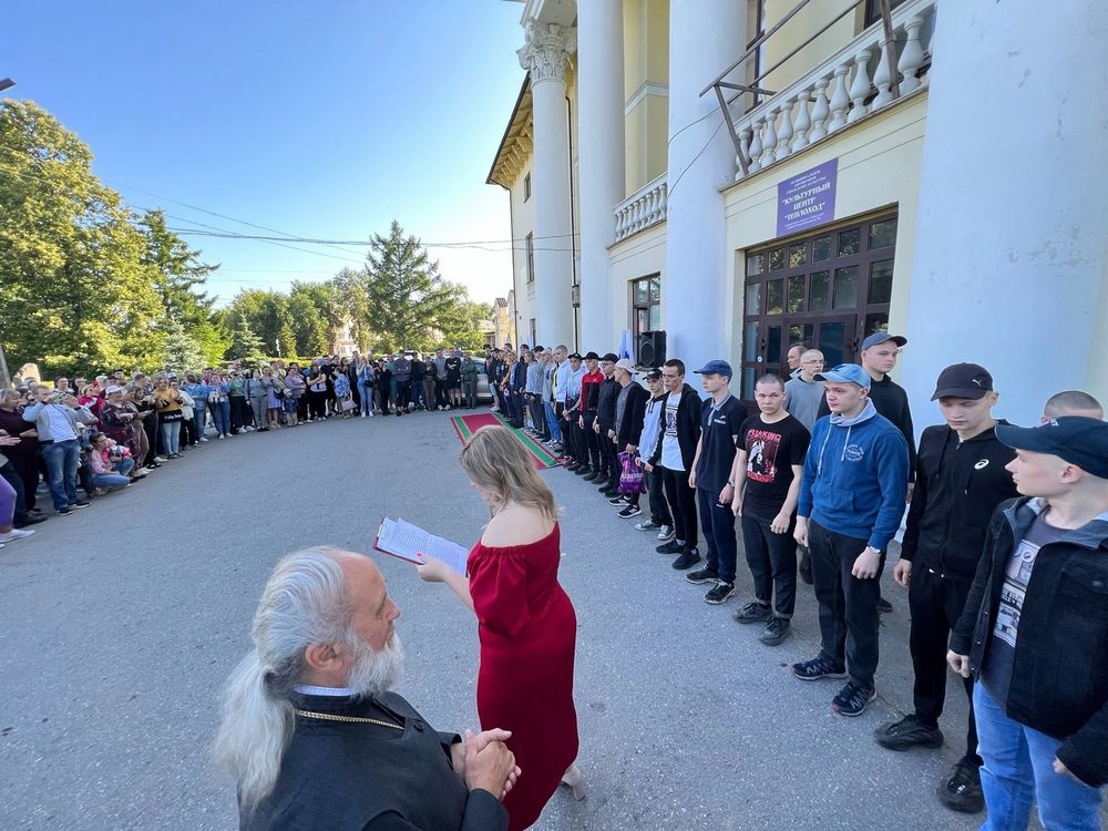 На Бору 30 мальчишек отправились на срочную службу в армию