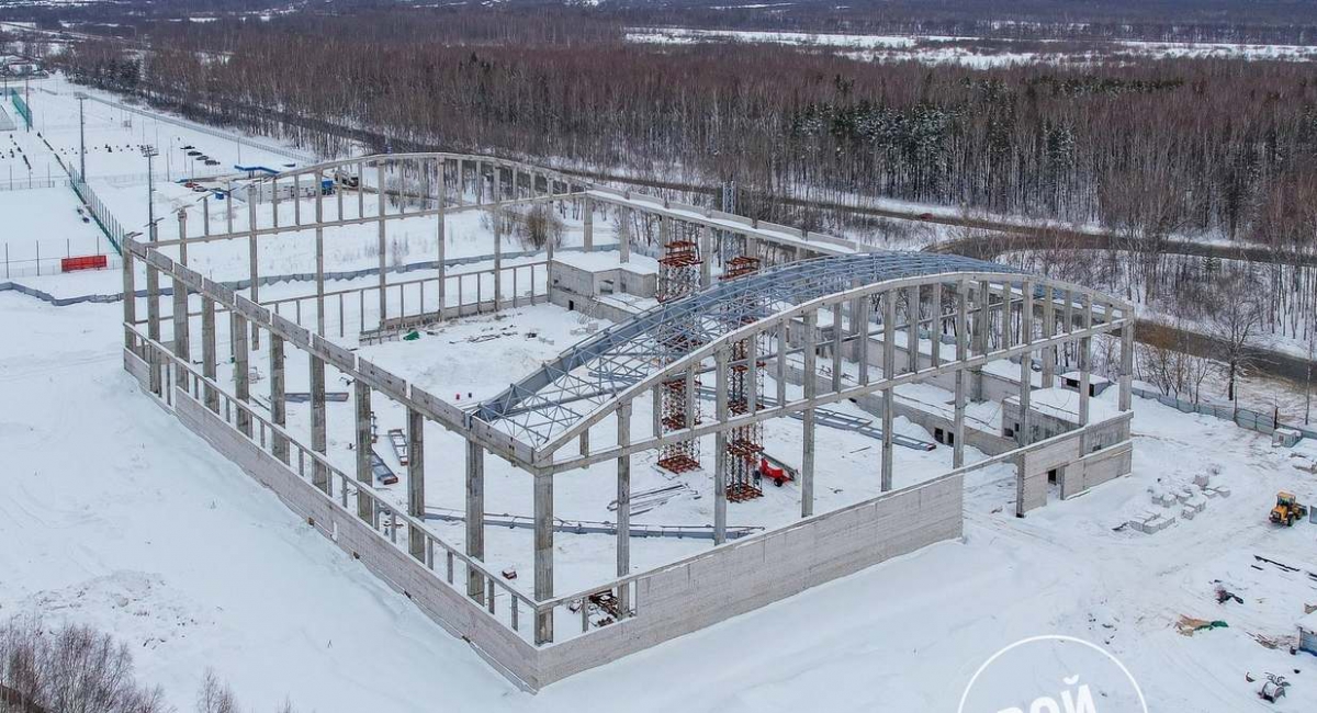 Футбольный манеж на Красногорке готов почти на 50%