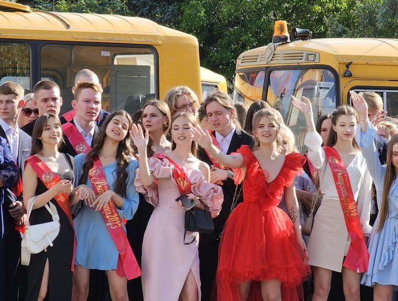 На Бору прошёл парад выпускников 2023 года