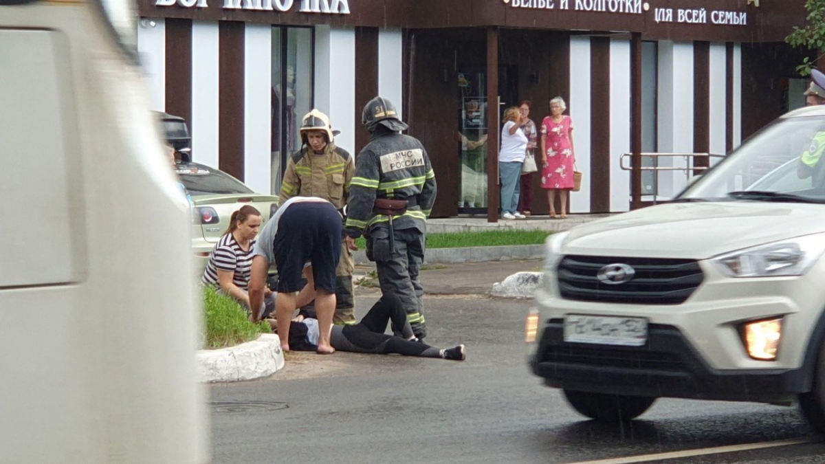 Мотоциклист сбил девушку в центре Бора