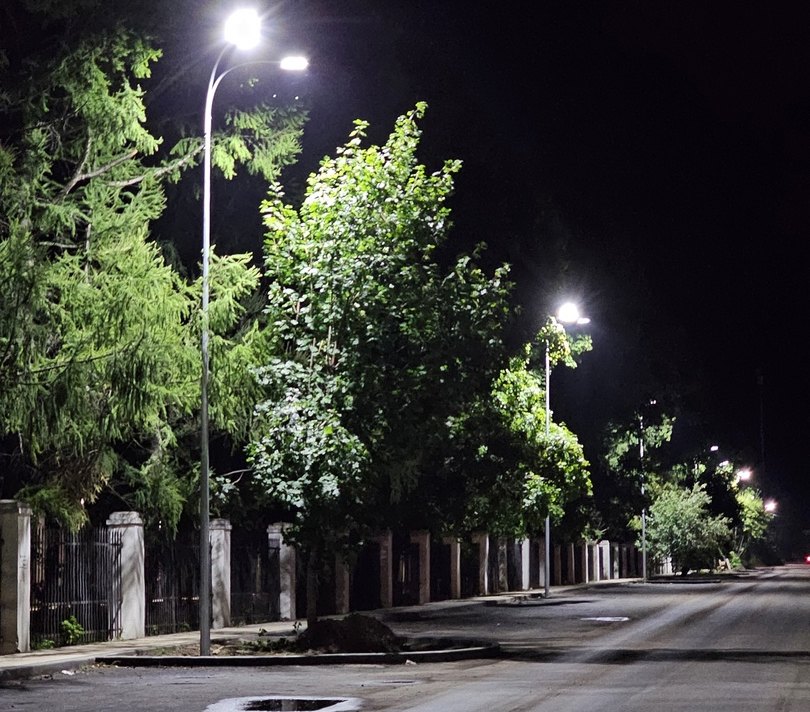 Вдоль городского парка установили новое наружное освещение