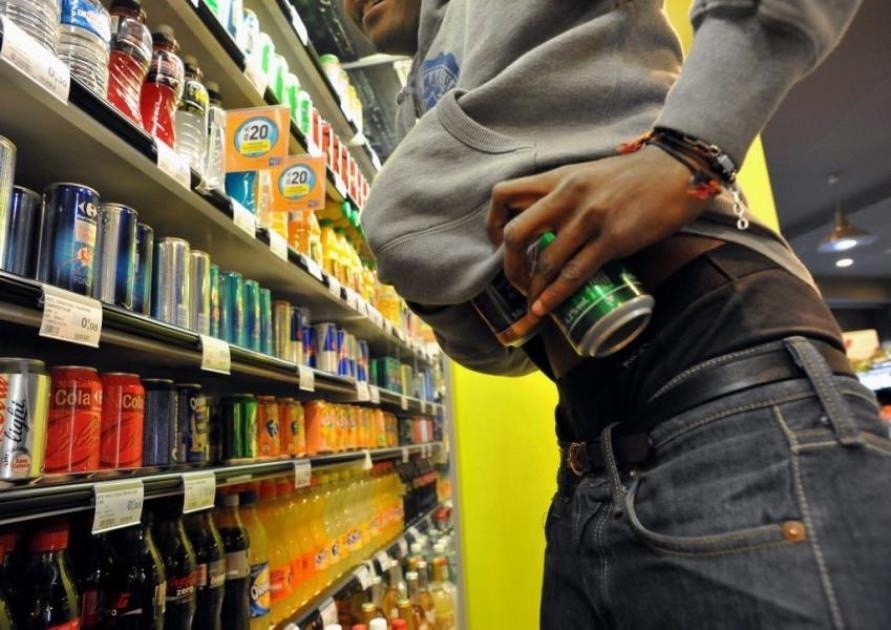 На Бору два подростка обчистили продуктовый магазин