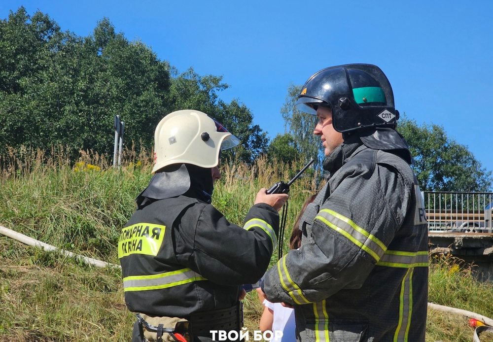 В Госдуме предложат дать право пожарным таранить автомобили