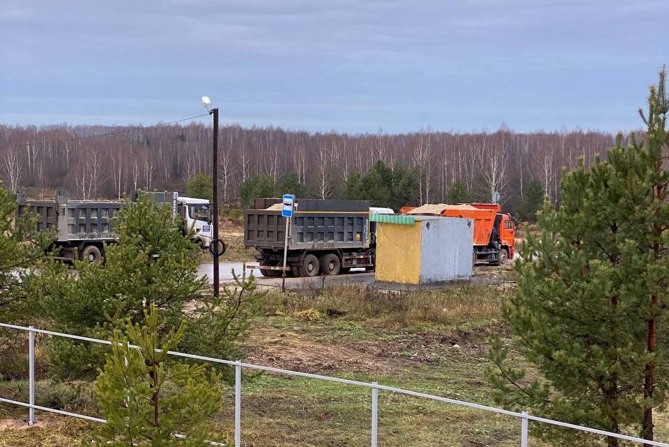 Жители Ильинского бьют тревогу из-за большегрузов