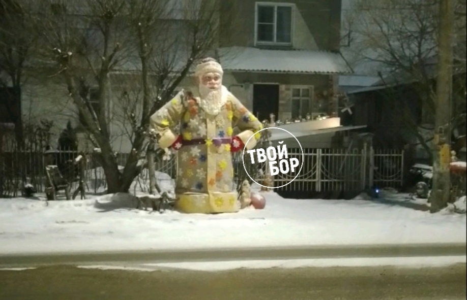 На Бору замечен очень большой Дед Мороз