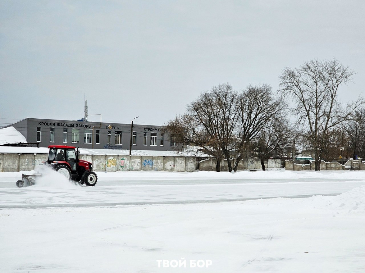 А на "Воднике" готовят к открытию каток