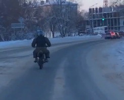 Отчаянный мотоциклист на борском морозе