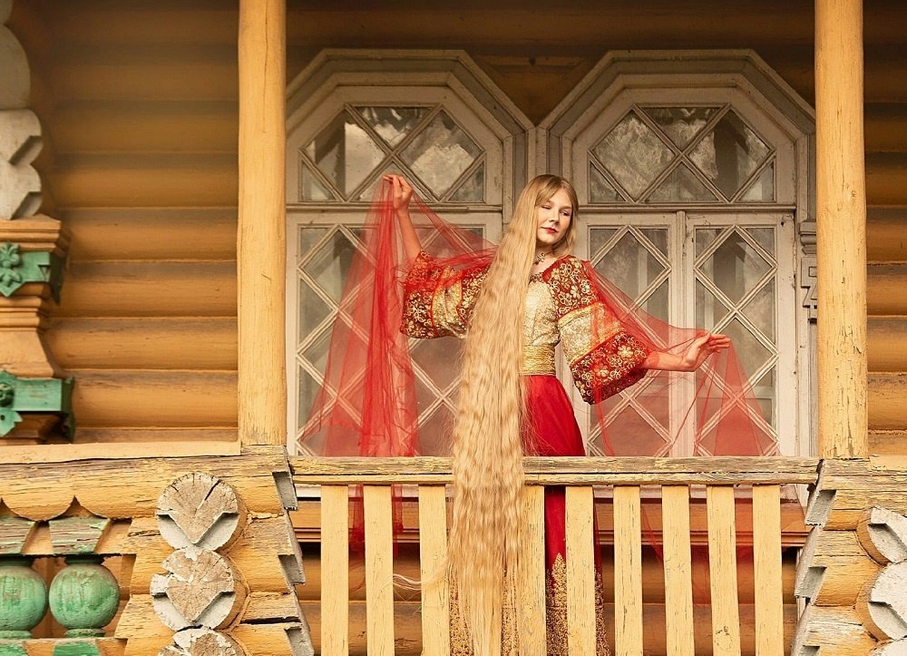 Борская девушка удивила длиной и красотой своей косы