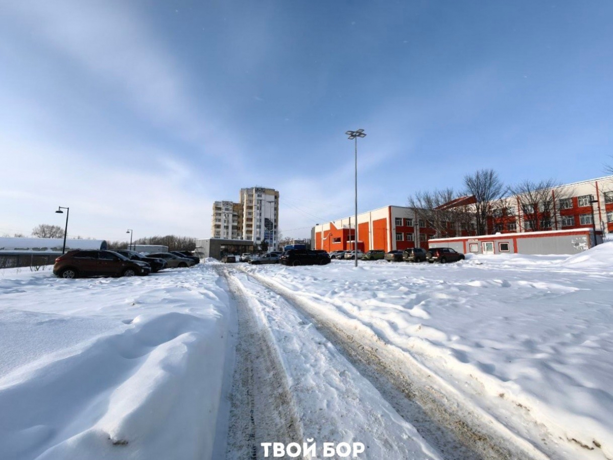 Почему не чистят маленькую парковку у канатки?