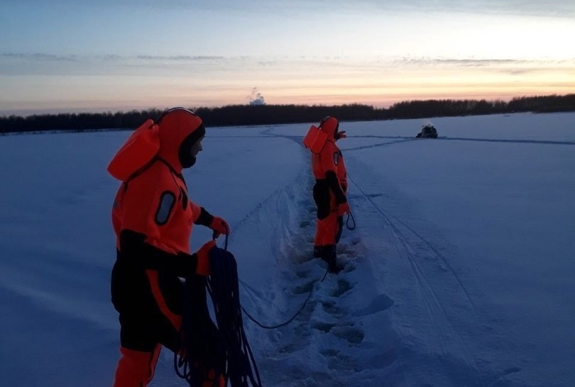 Движение по льду на снегоходе, едва не обернулось трагедией