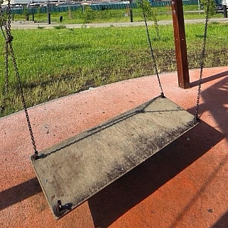 Качелям на Мухинском тоже очень плохо 2