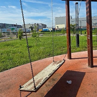 Качелям на Мухинском тоже очень плохо 1