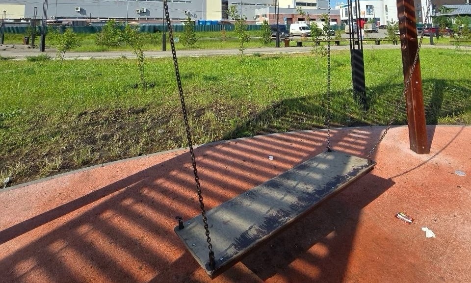 Качелям на Мухинском тоже очень плохо