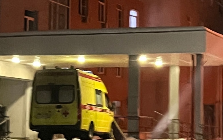 Рабочий получил травмы и переломы при падении со второго этажа на Бору