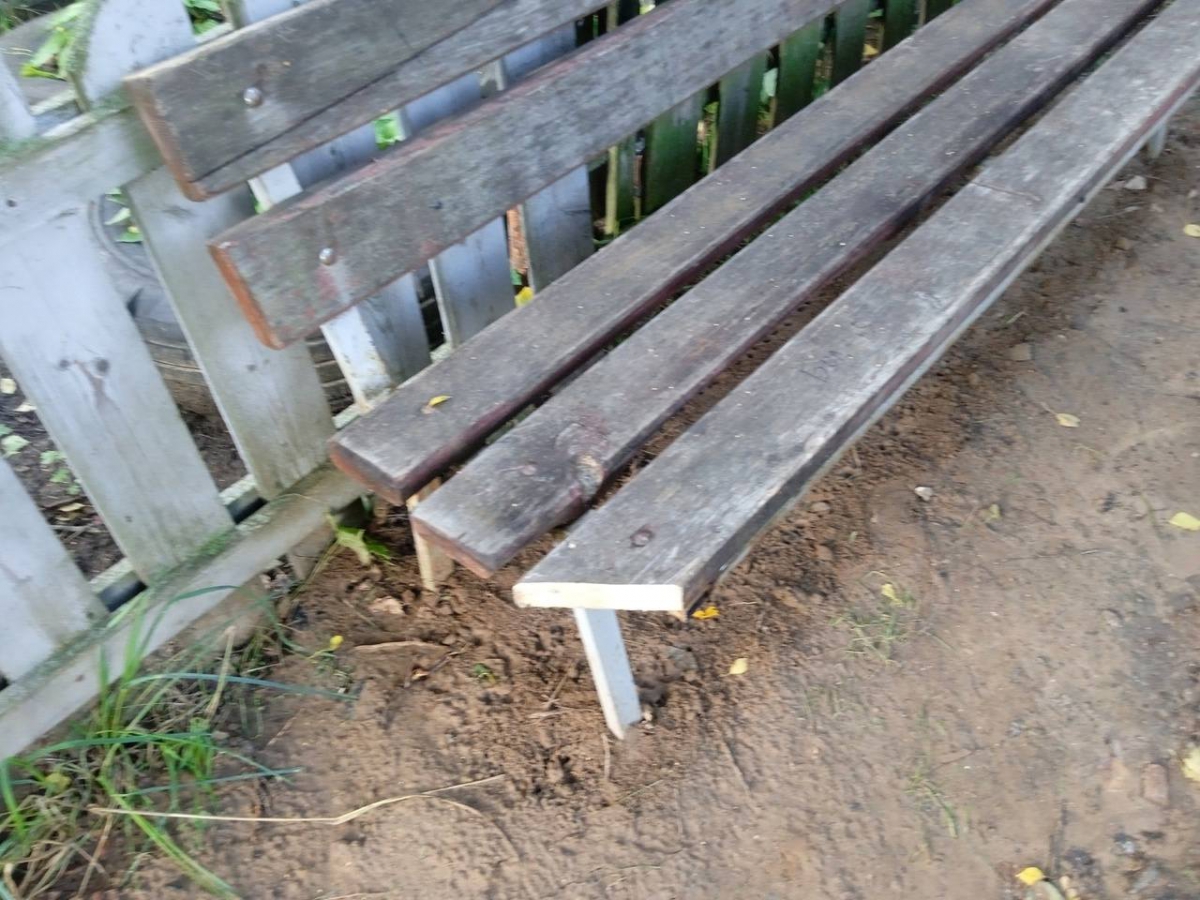 Борчанка "похвалилась" новой скамейкой