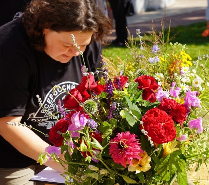 Центр Бора утонул в цветах