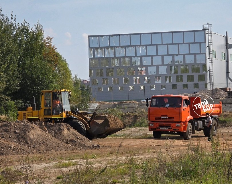 Что происходит рядом с яхт-клубом?