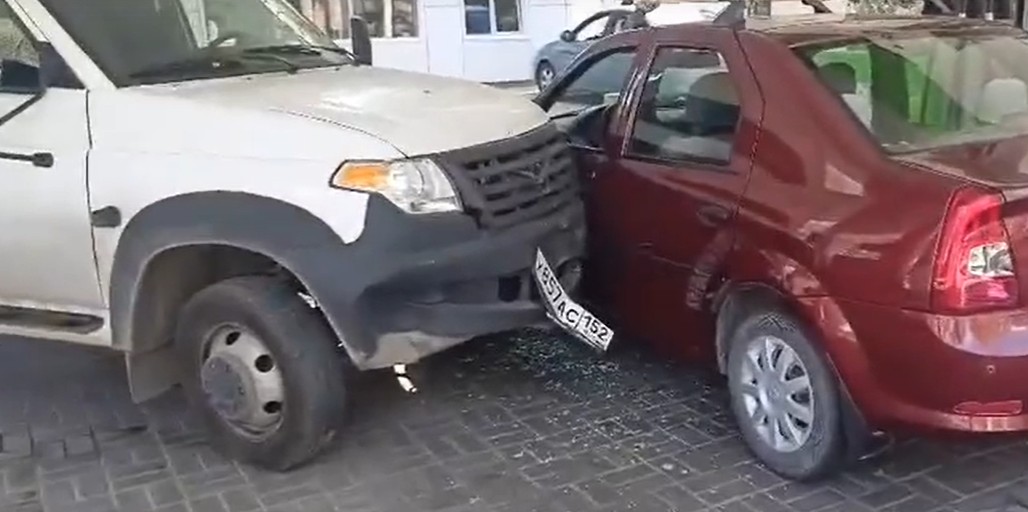 На Бору водителю УАЗа стало плохо и он протаранил легковушку на заправке