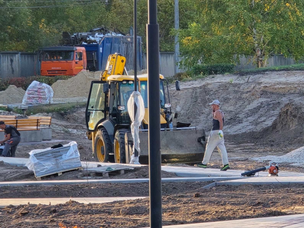 Благоустройство Аллеи ветеранов на Стекольном продолжается