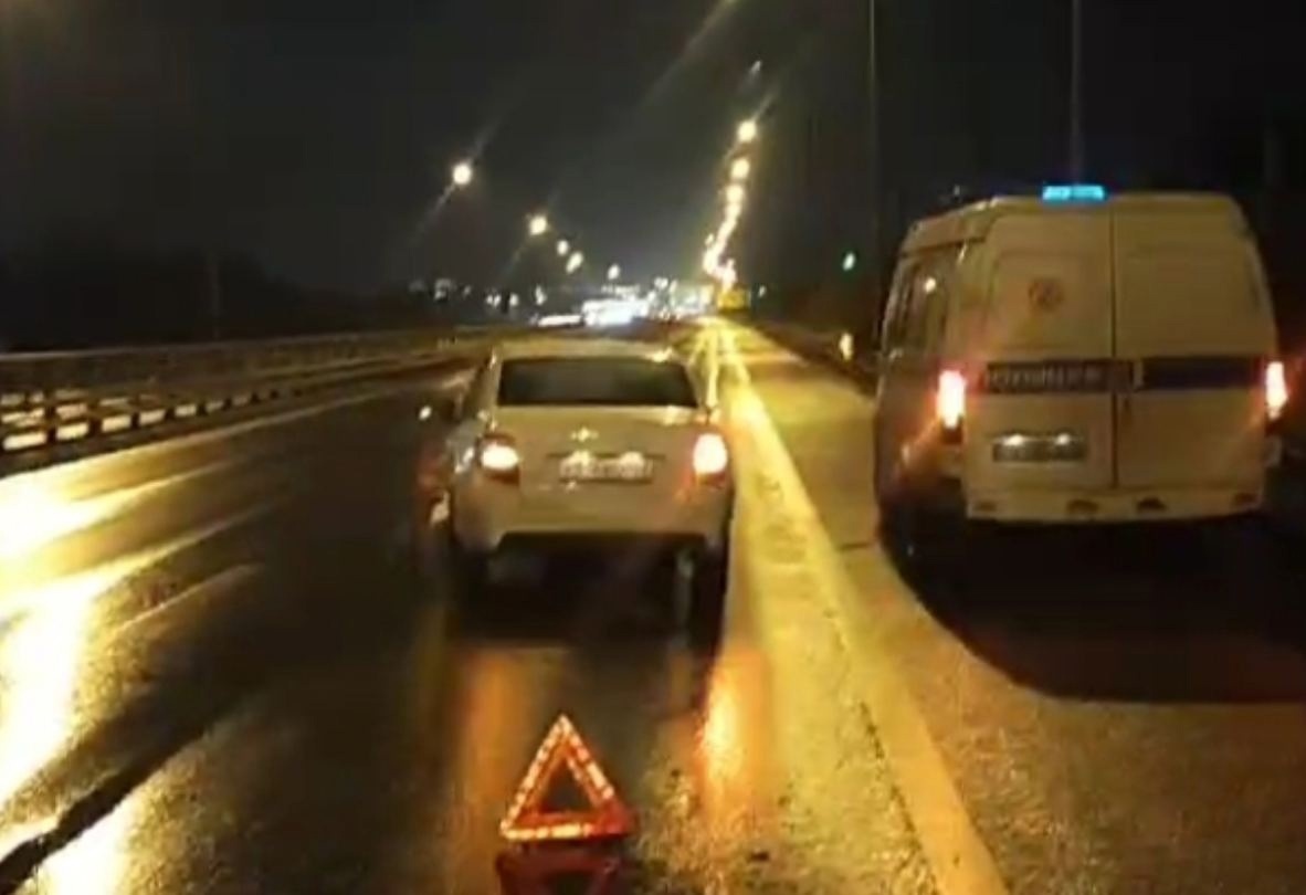 «Лада Гранта» и автомобиль полиции столкнулись на Борской дамбе