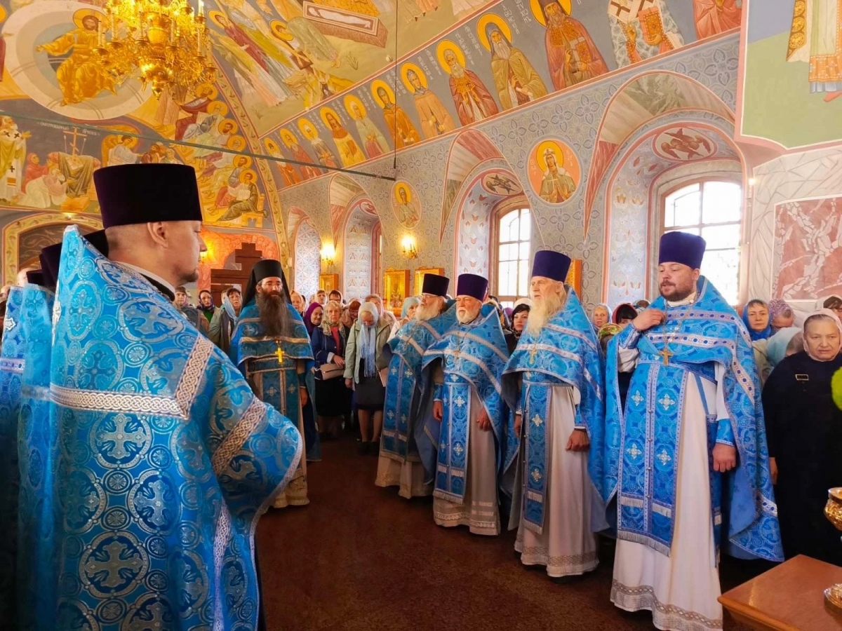 Ковчег с частицей Ризы Пресвятой Богородицы посетил Борское благочиние