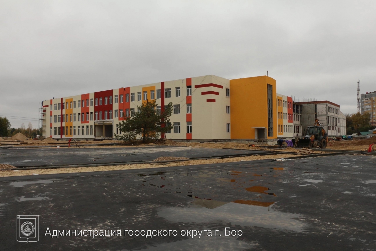 Алексей Боровский посетил строительную площадку новой школы на улице Луначарского
