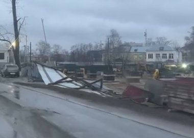 Строительный забор на повороте пал