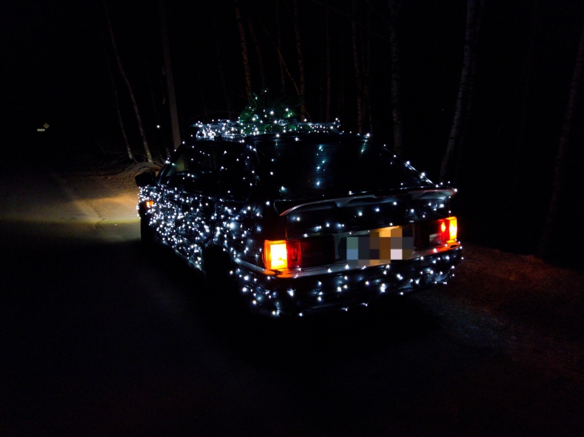 Россиянам напомнили о правилах новогоднего украшения автомобилей