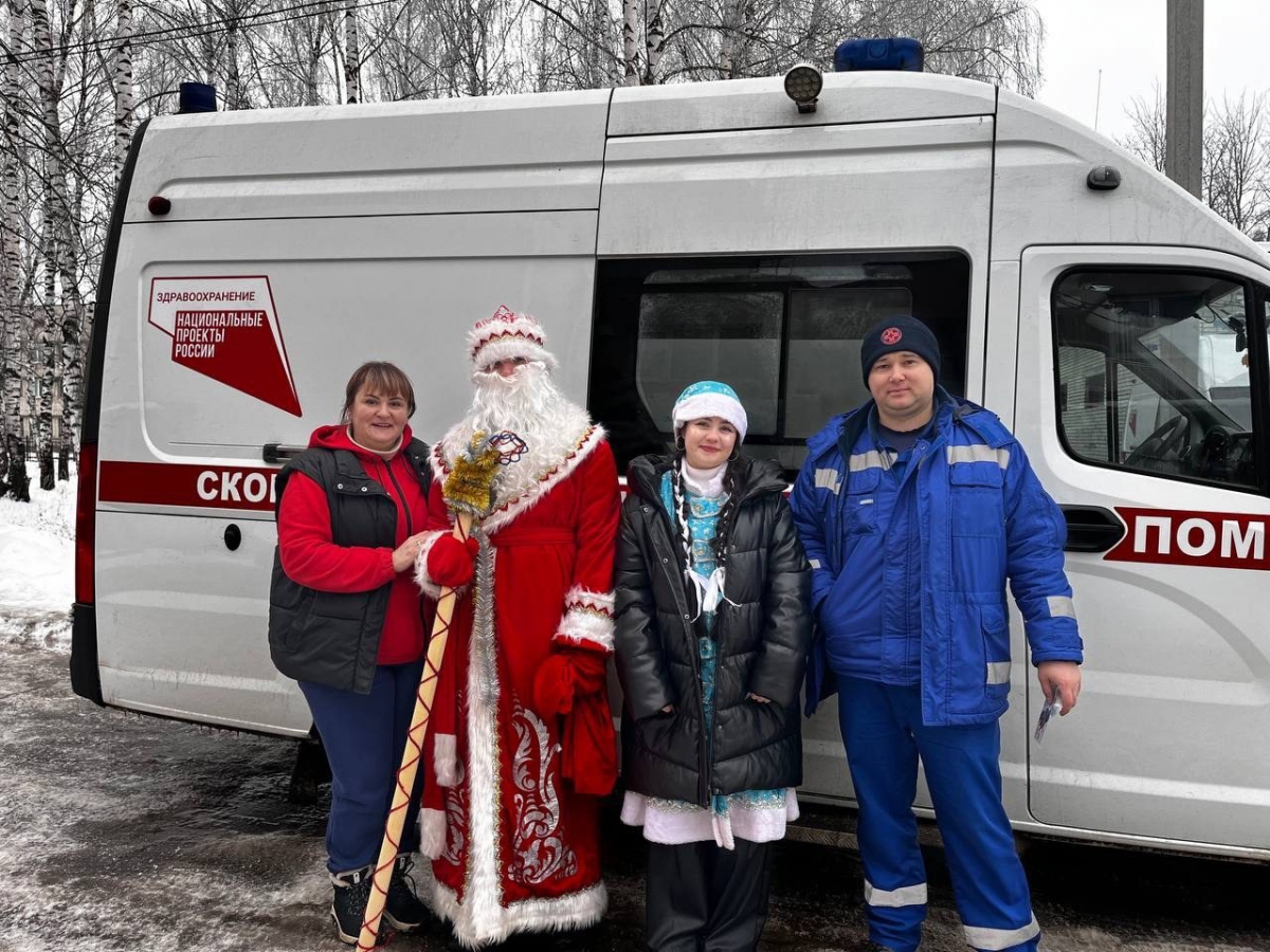 Школьники поздравили медиков
