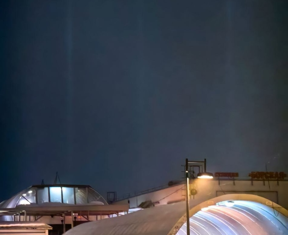 Световые столбы заметили на Бору