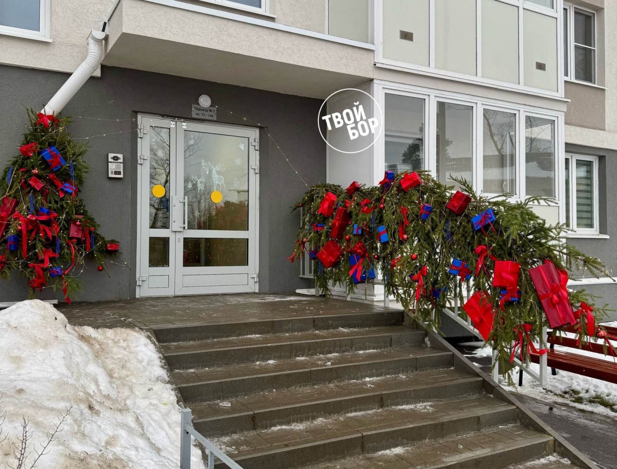 Самый новогодний подъезд на Бору