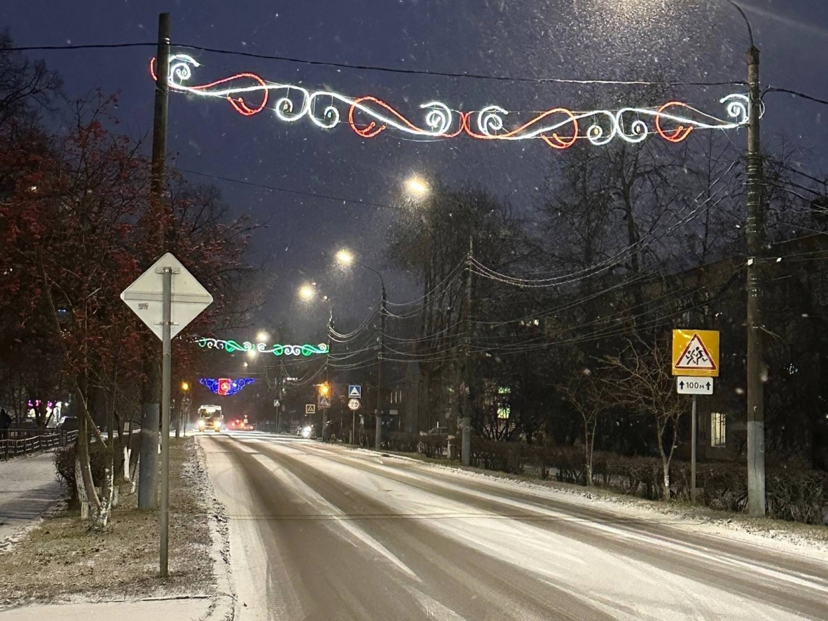 На улице Коммунистической уже ощущается приближение праздника