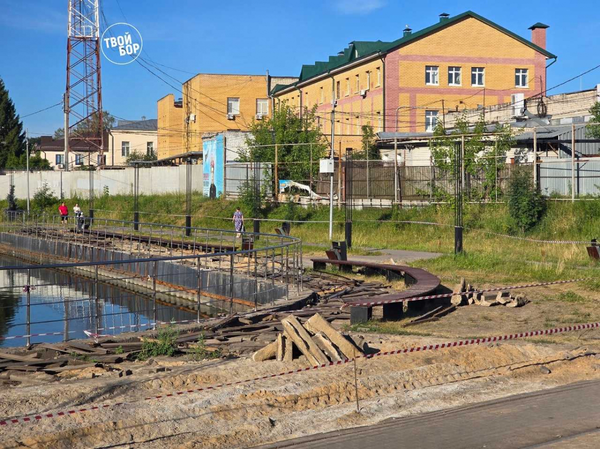 На Мухинском начались работы по демонтажу покрытий