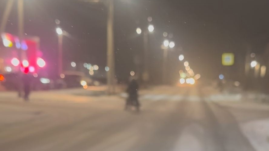 Снег растаял и борские подростки пересели на двухколесный транспорт