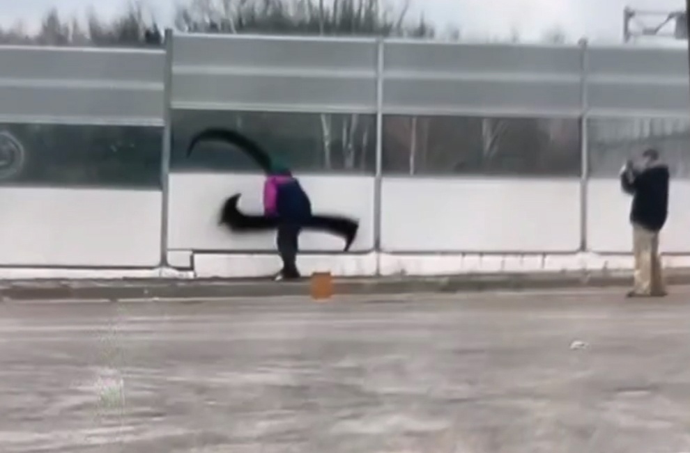 Вандал или художник орудует на Бору?