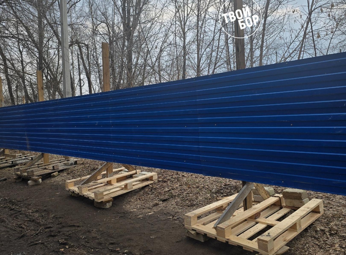 Синий забор на бывшей парковке у Теплоходской развязки предвещает строительство