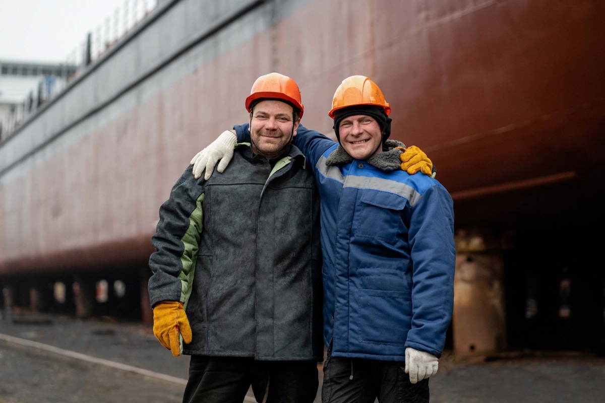 За братом и зарплатой!