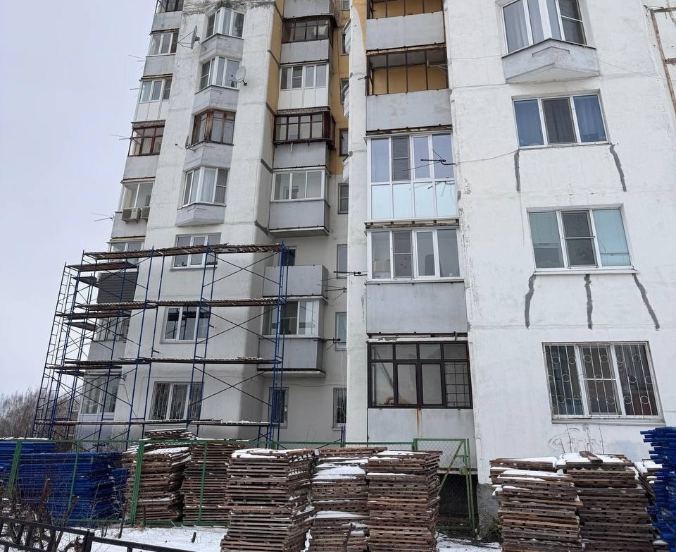 Визит губернатора на Бор ускорил ремонт дома около канатки