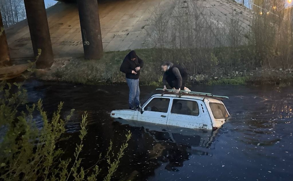 Борчане застряли на крыше «Нивы» в бурной реке
