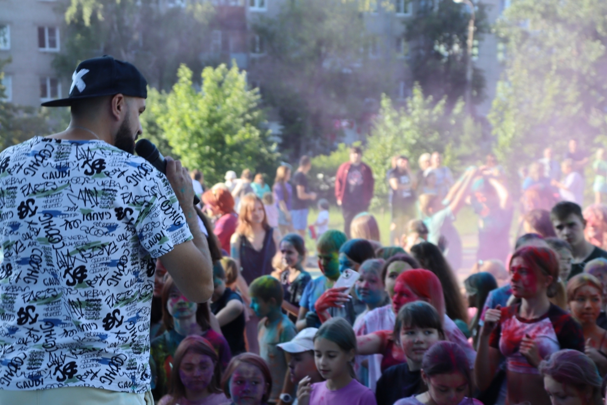 Вчера у ДК "Стеклозаводский" прошла настоящая красочно-пенная вечеринка