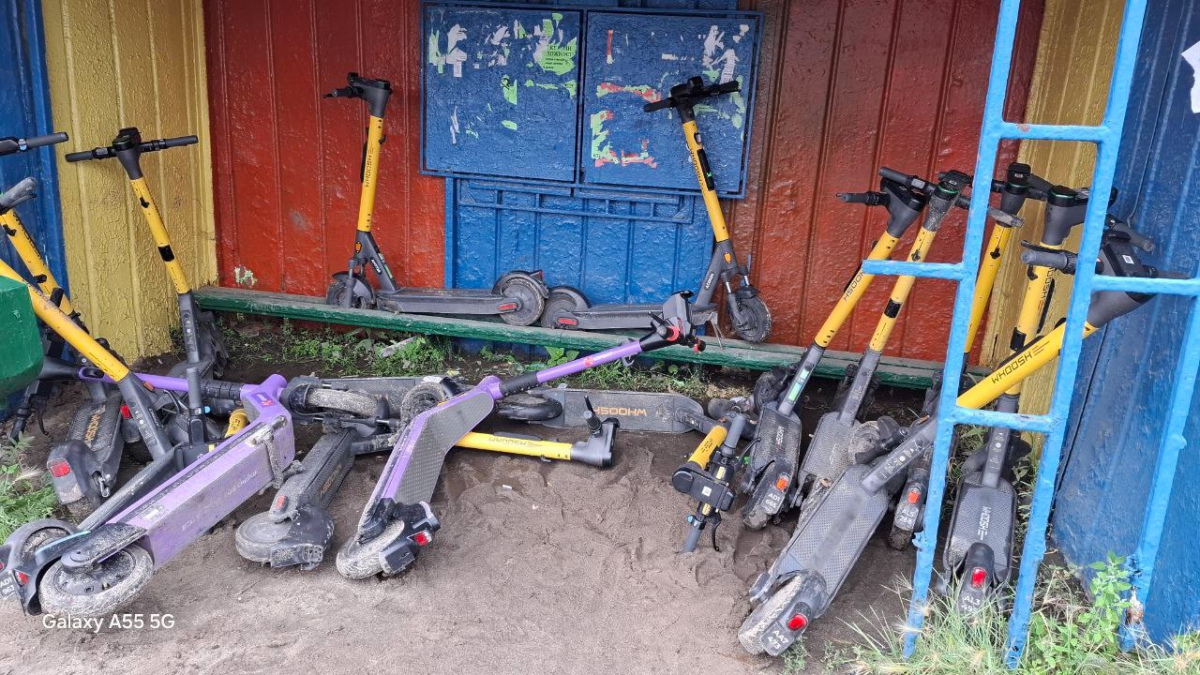 Подписчики поделились фотографиями уникальных парковок кикшеринговых самокатов на Бору