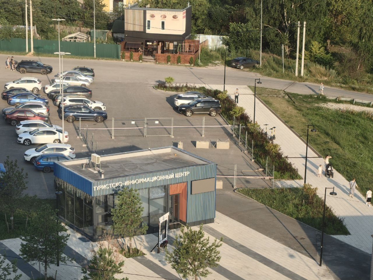 Парковку у канатной дороги ещё больше сократили