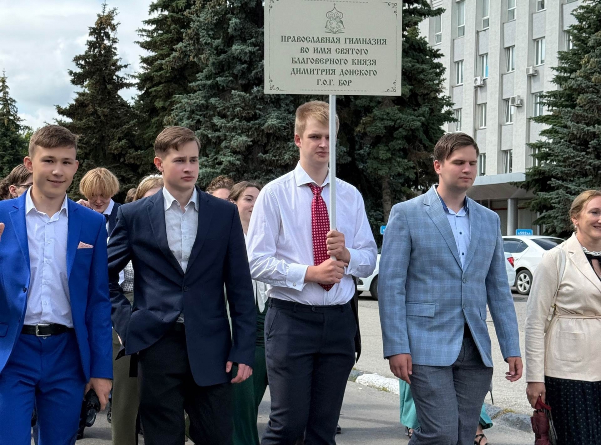 Парад выпускников прошел на Бору