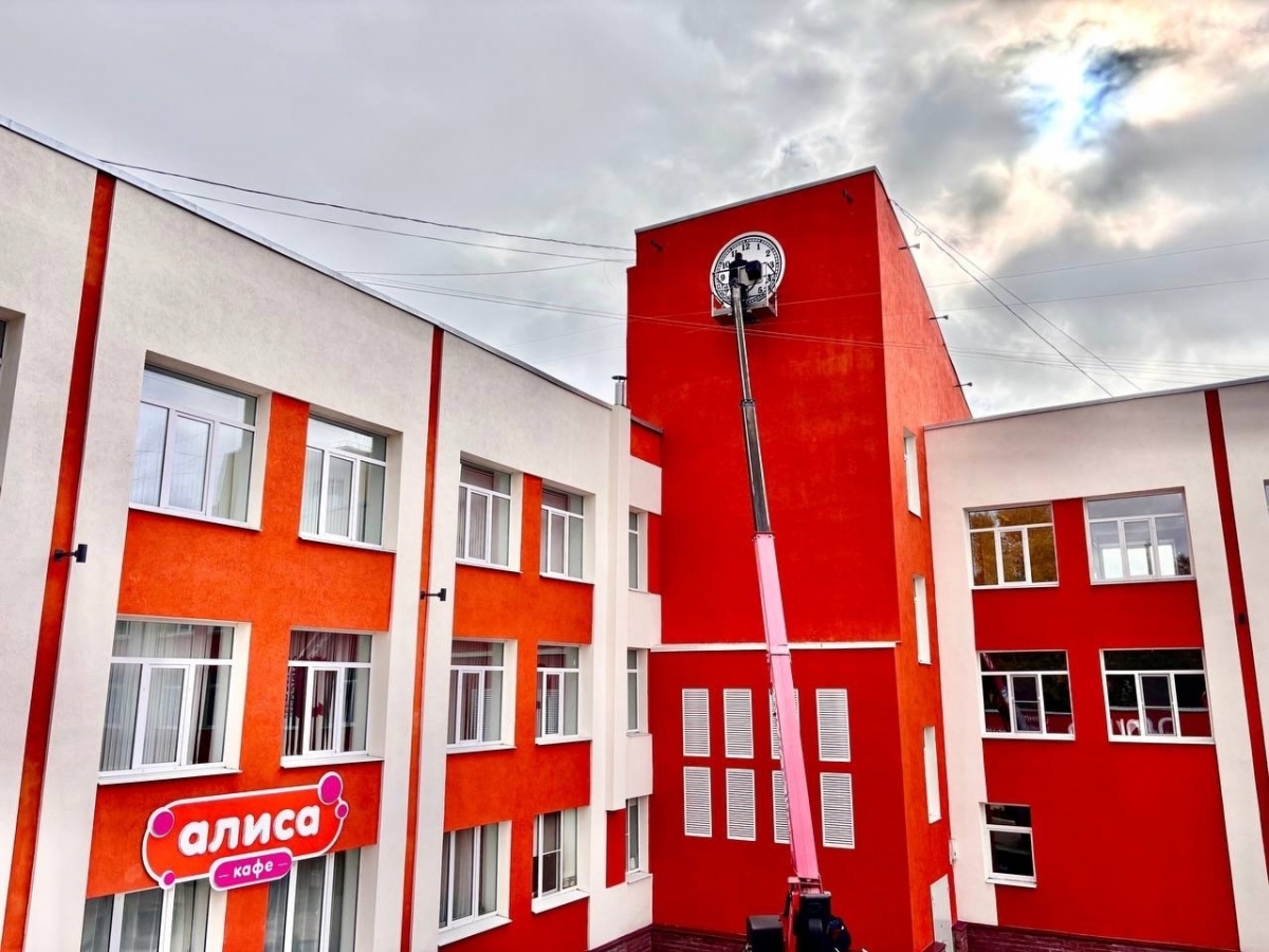 На Бору отремонтировали главные часы!