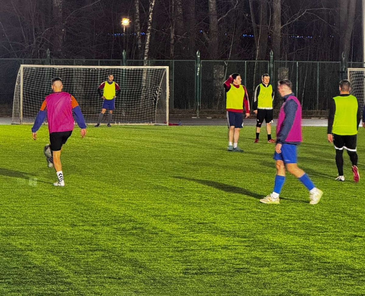 Нашим футболистам нужна поддержка!