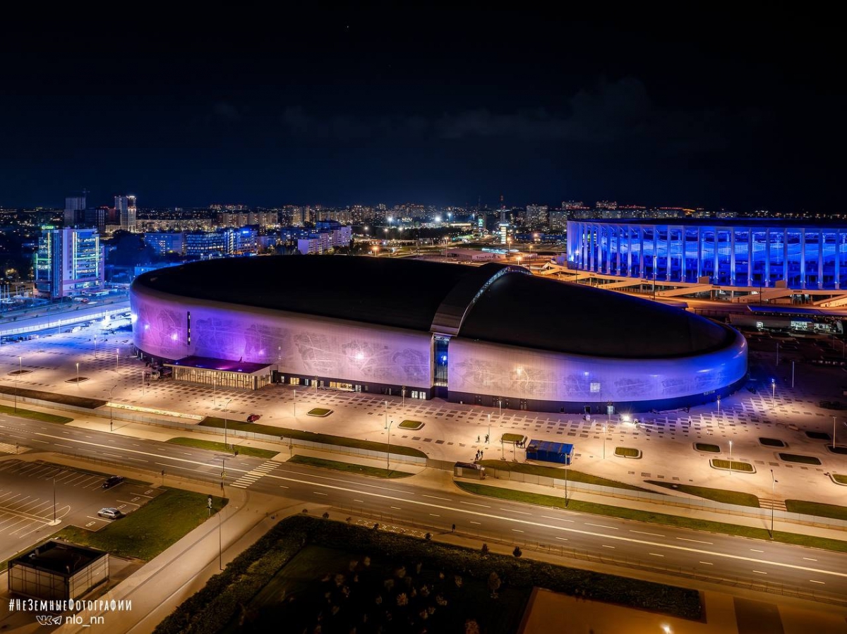 У новой ледовой арены включили подсветку