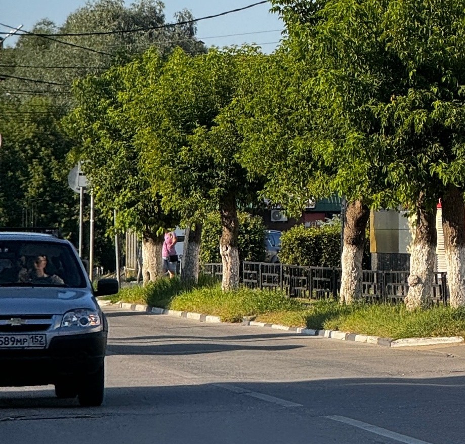 В борской администрации назвали дату окончания ремонта тротуара по улице Интернациональной