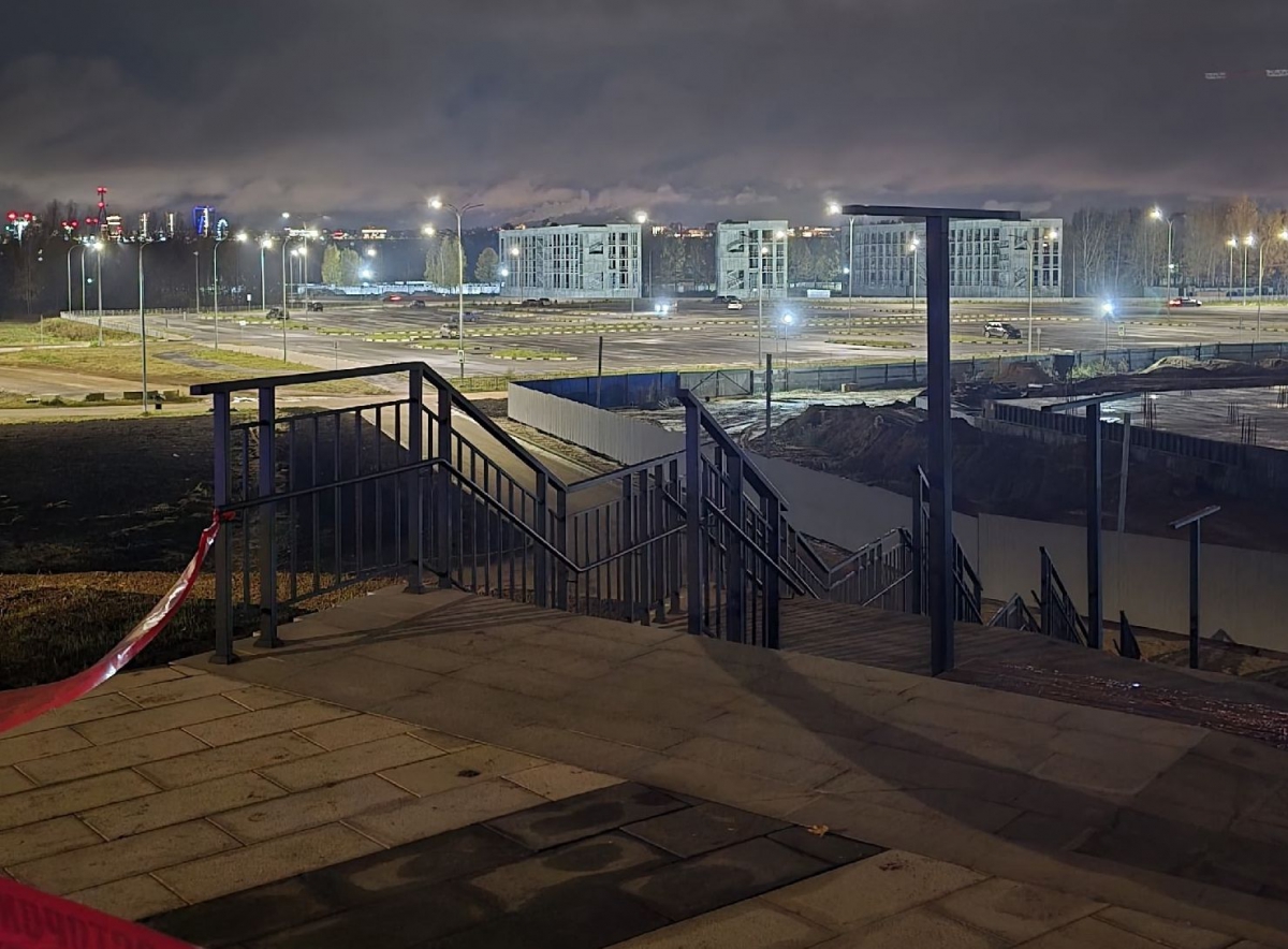 Лестница около канатки закрыта