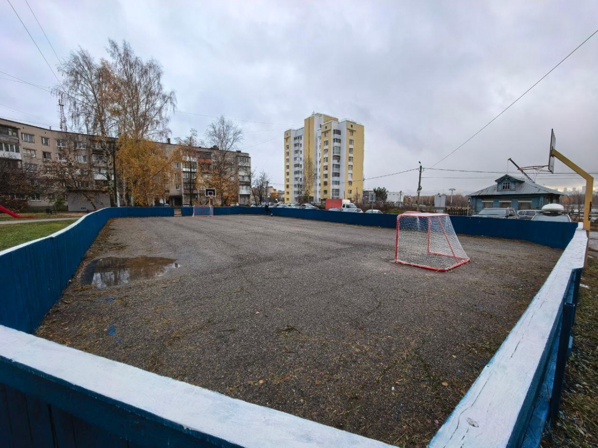 На улице Луначарского обновили спортивную площадку