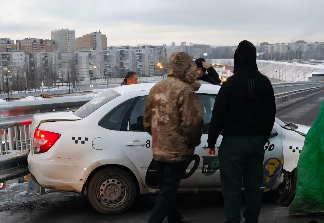 На Борском мосту произошло ДТП с участием такси
